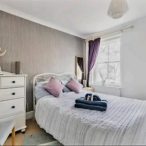 5* Guest house The Mews - Less Than 1km To Centre - Stadium - Castle - 10 Min Walk