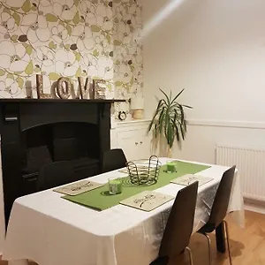  Holiday home Tynant House- Modern 3 Bed House- Centre And Free Parking